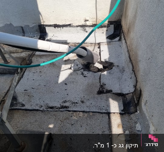 צינור אטום עם חומר איטום על גג בטון